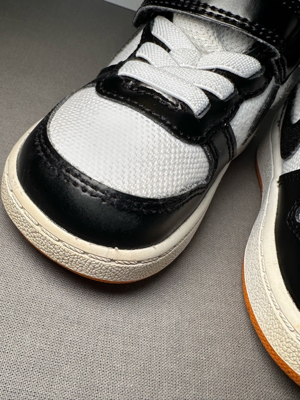 4.5c Nike Billy Borough Kids Black and White Low-Top Hook-and-Loop Sneakers - Picture 3 of 9